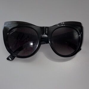 Gucci Chic Black Sunglasses